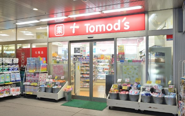 ドラックストア　トモズ白金プラザ店（ドラッグストア）まで297m