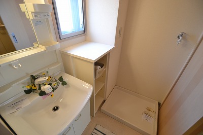 洗面設備　脱衣場窓あり
