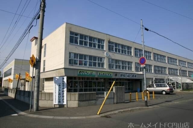 小学校　札幌市立発寒西小学校（小学校）まで324m