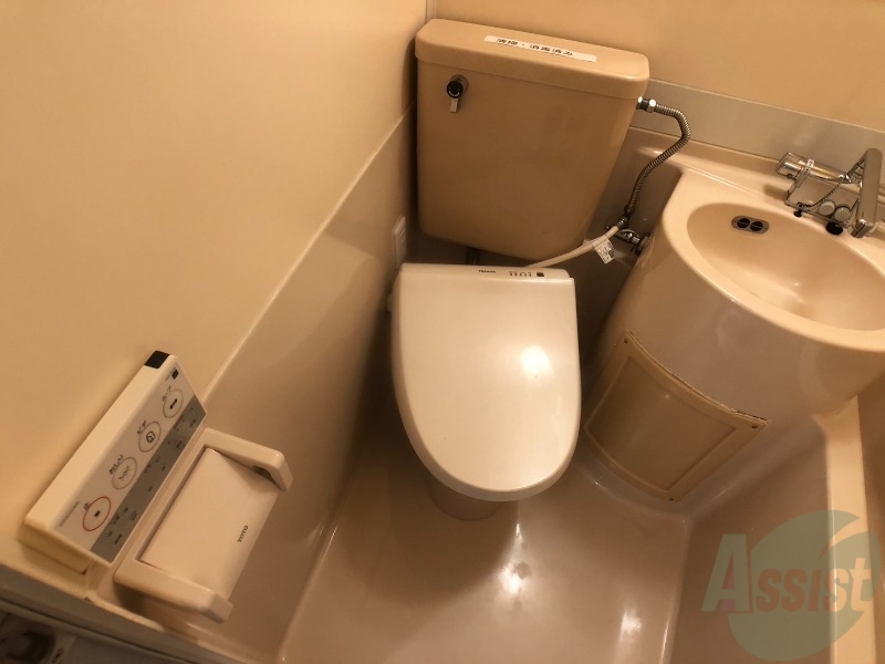 トイレ　トイレです。ユニットバスになってますのでコンパクト。