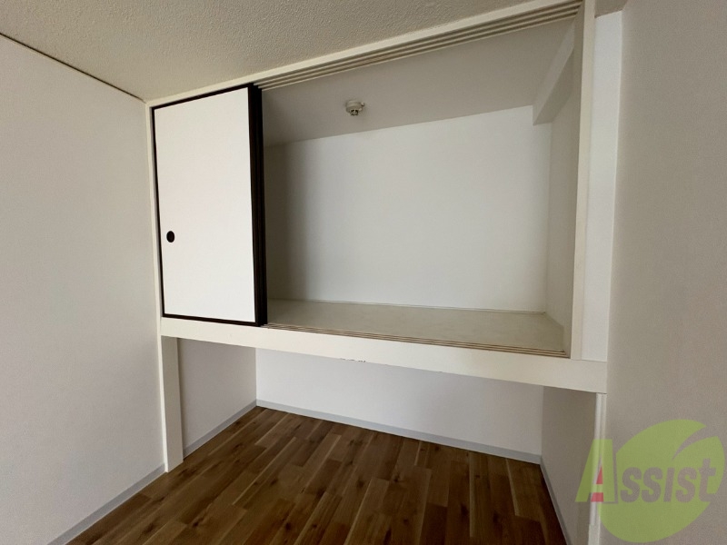 収納　こちらの収納にはハンガーをかけて服もしまえますね。