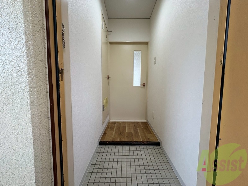 玄関　玄関です。すぐ広いリビングにつながっています。