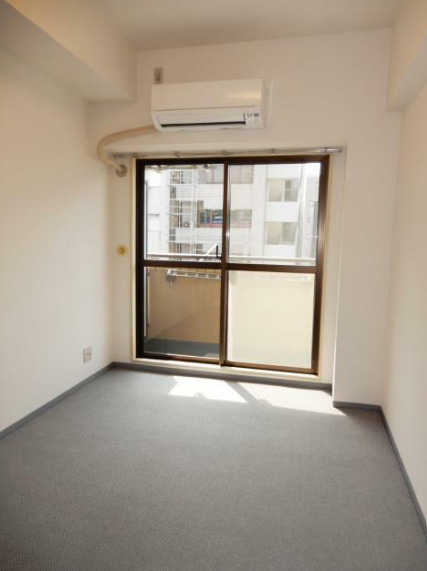 居室・リビング　大きな窓で明るいお部屋です。