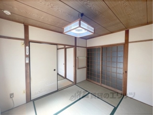 秀栄マンションの居間写真