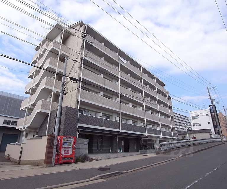 フォース三条の外観写真
