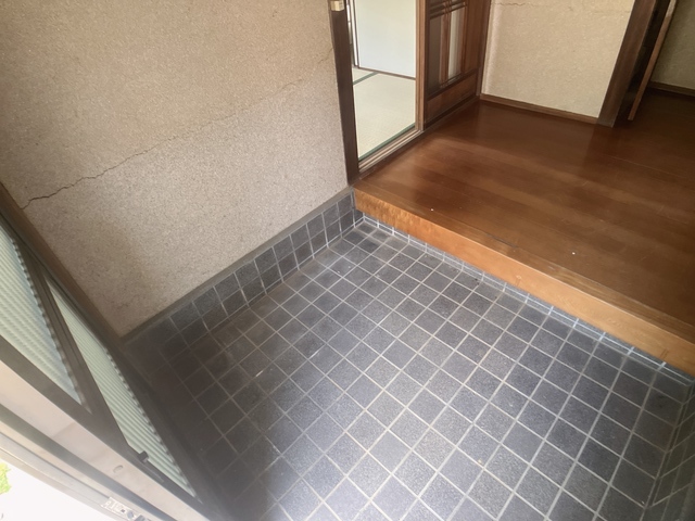 玄関　※補修前の参考画像の為、設備等は現況優先．．．