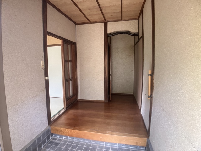 玄関　※補修前の参考画像の為、設備等は現況優先．．．