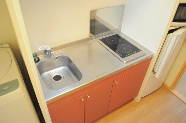 キッチン　広めな作業スペース、２口電気コンロ