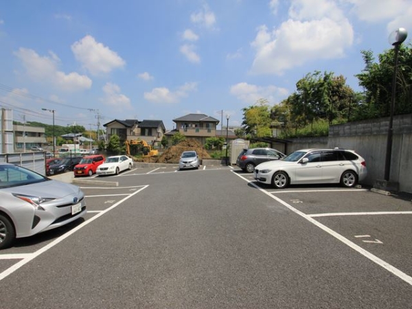 【水戸市千波町のマンションの駐車場】