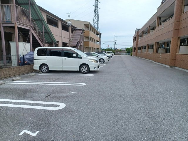 【クオリティパレスの駐車場】