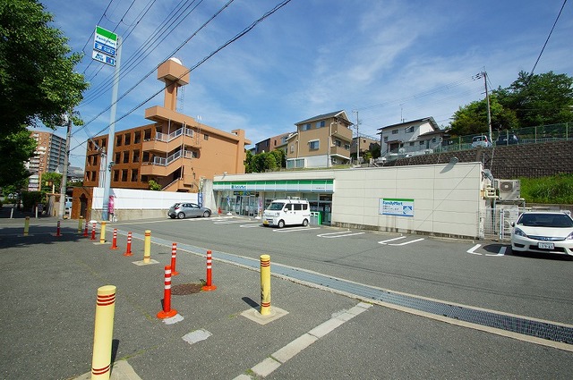 【茨木市南春日丘のアパートのコンビニ】