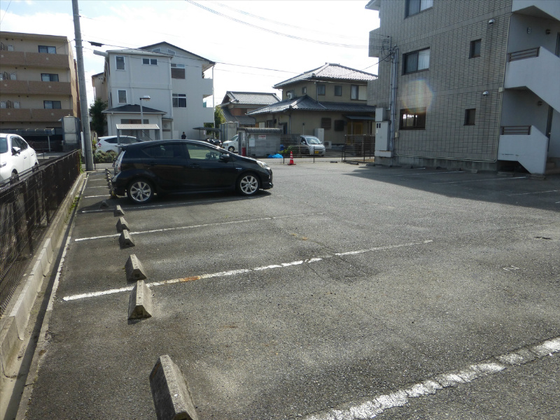 【近江八幡市出町のマンションの駐車場】