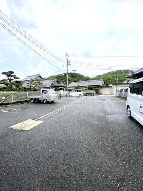 【和歌山市栗栖のアパートの駐車場】