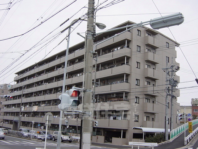 【グローリアスコート緑区桃山東の建物外観】