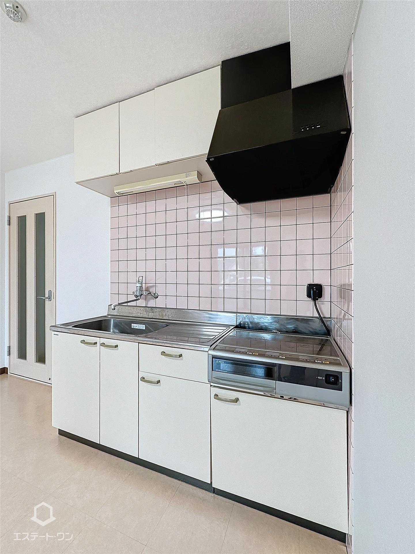 キッチン　吊戸棚付きのキッチンです