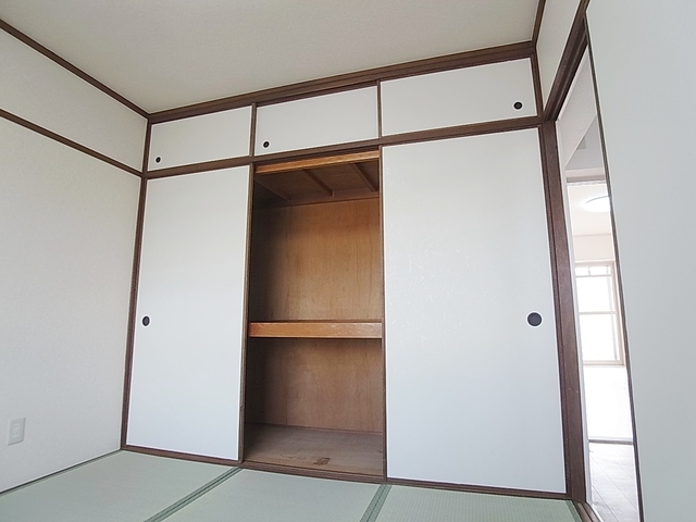 収納　壁一面の収納スペース。各室に収納を完備