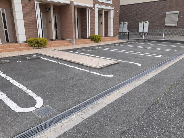 【姫路市白浜町のアパートの駐車場】