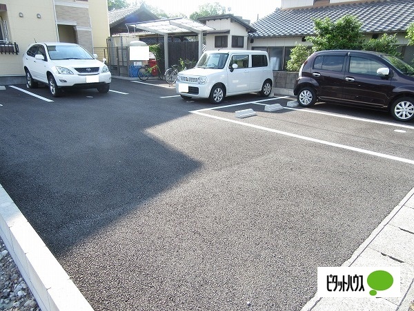 【常滑市栄町のアパートの駐車場】