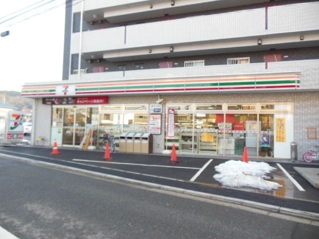 コンビニ　セブンイレブン（コンビニ）まで242m