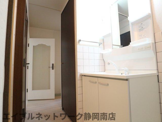 洗面設備　明るい洗面所です