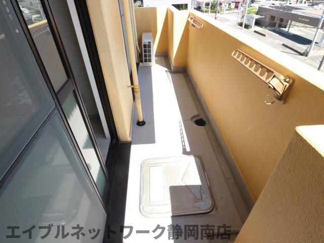 バルコニー　暖かな日差しのふりそそぐバルコニー