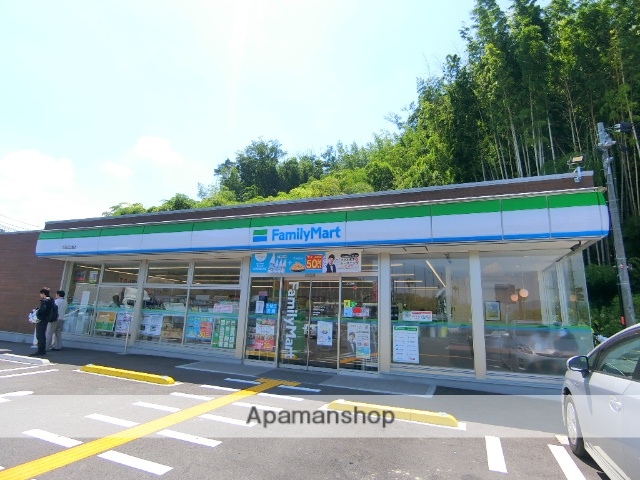 コンビニ　ファミリーマート（コンビニ）まで472m