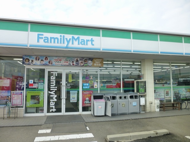 コンビニ　ファミリーマート（コンビニ）まで750m