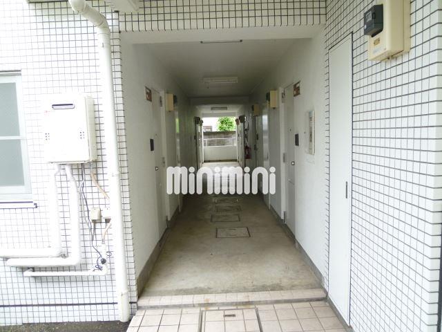 エントランス　こちらが共有スペースの廊下になります