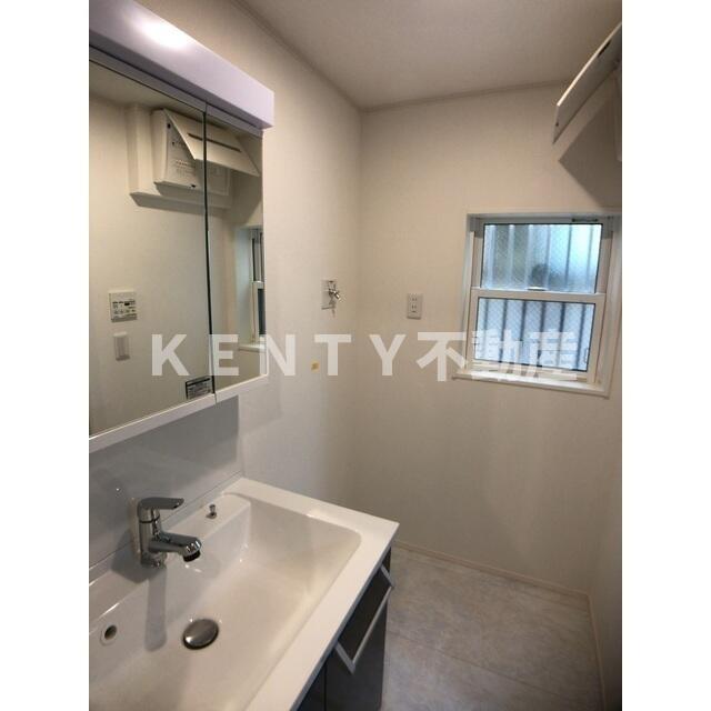 洗面設備　ゆったりとスペースのある洗面所