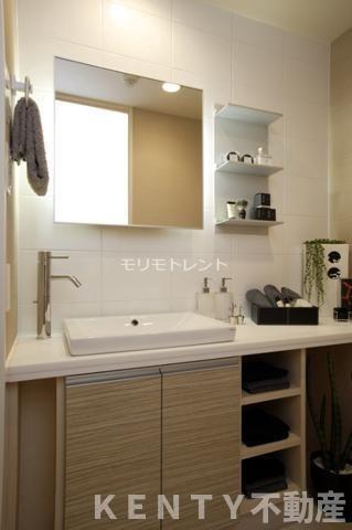 洗面設備　ゆったりとスペースのある洗面所