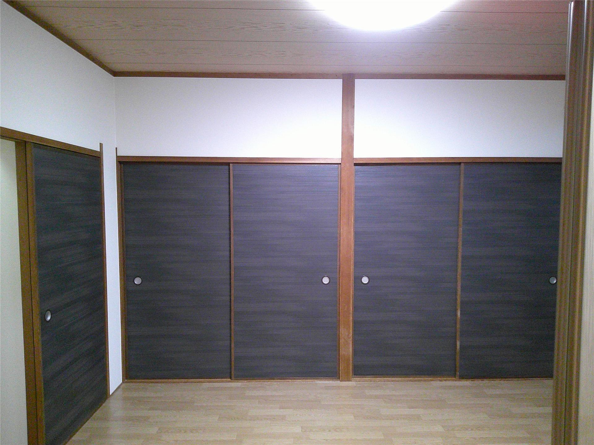 居室・リビング　襖のアクセントクロスが際立ってます