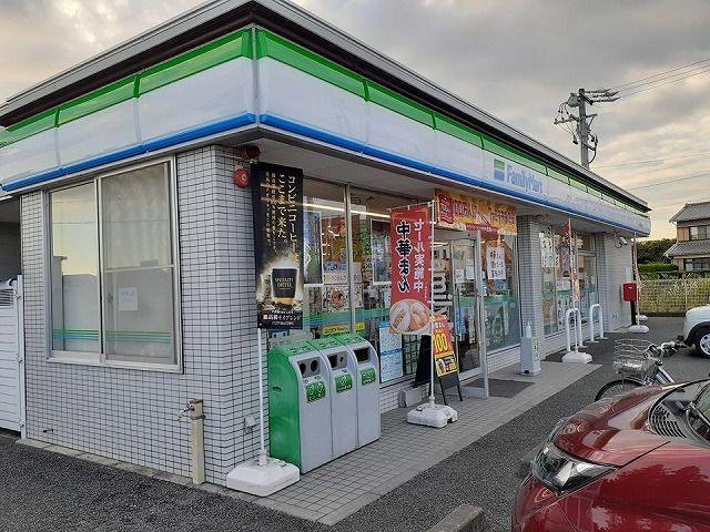 コンビニ　ファミリーマート浜北新原本村店（コンビニ）まで700m