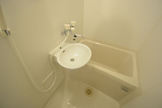 バス・シャワールーム　浴室乾燥機付きで便利です！