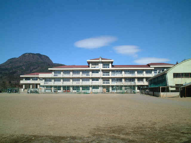 中学校　沼田市立薄根中学校（中学校）まで1133m