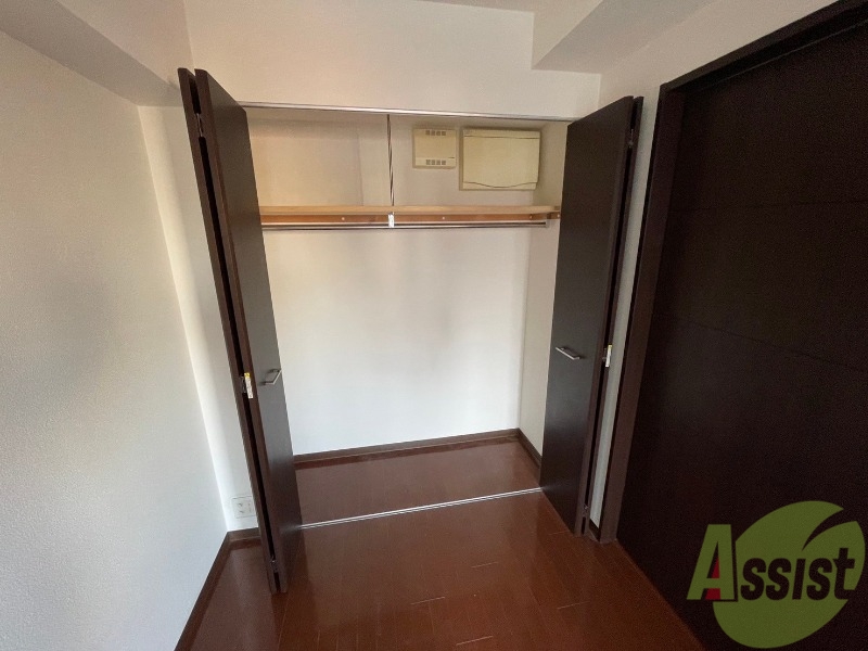 収納　こちらの収納にはハンガーをかけて服もしまえますね。