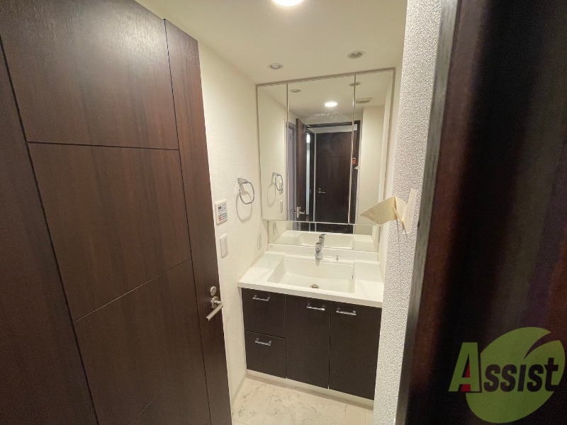 洗面設備　独立洗面台です。大きくてよいですね。シャンプーもできます！