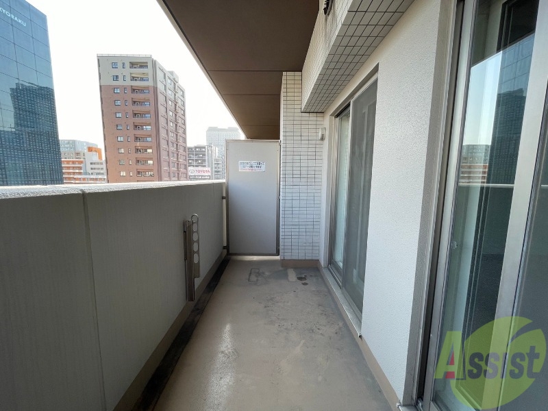 バルコニー　バルコニーは幅があり、広い印象を受けました。