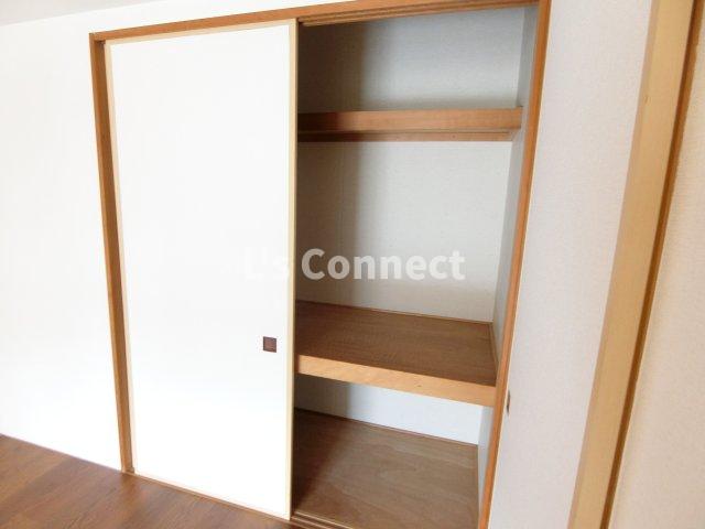 収納　段付き収納でお荷物もすっきりしまえます。