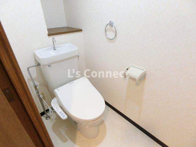 トイレ　温水洗浄便座付きのトイレ。