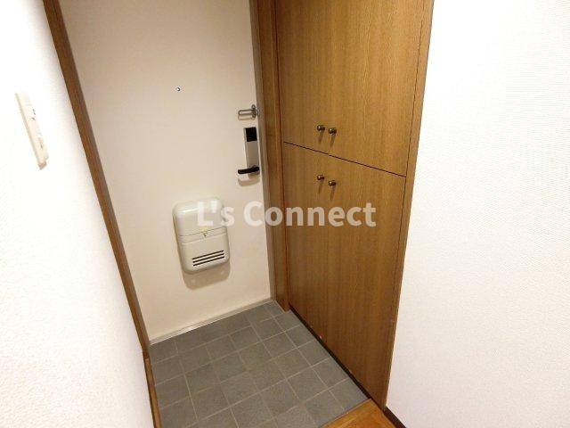 玄関　背の高い下駄箱で靴も収納できます。