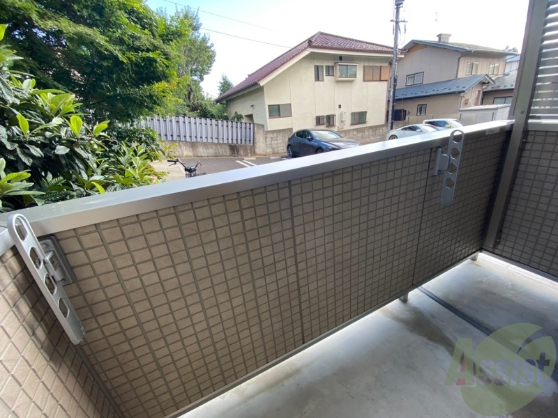 バルコニー　バルコニーは天気の良い日には洗濯物も良く乾きそうですね。