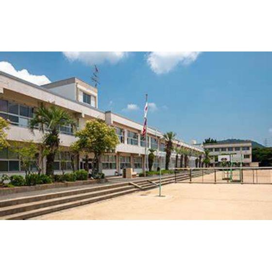 中学校　下関市立日新中学校（中学校）まで584m