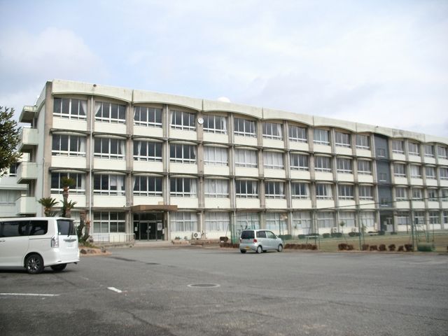 中学校　南部中学校（中学校）まで2000m