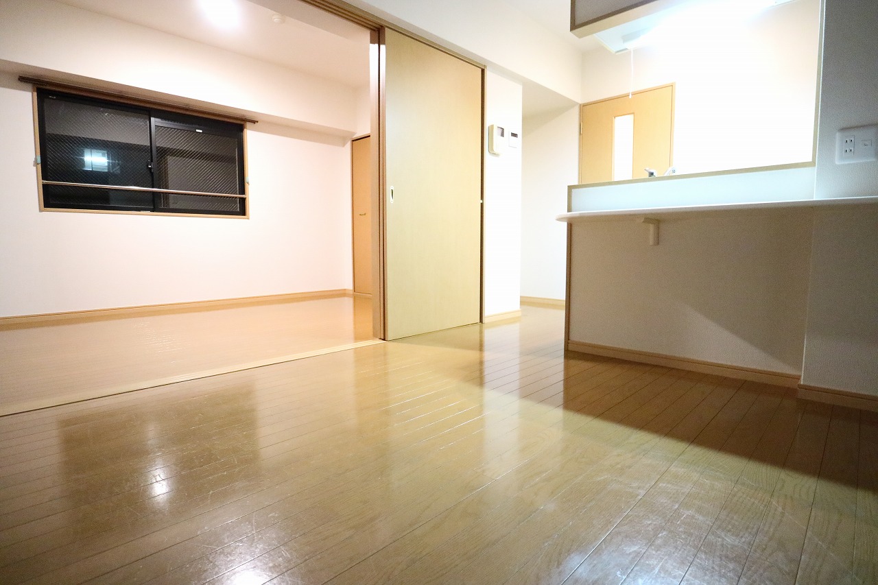 居室・リビング　窓数の多い対面キッチンのLDK10帖