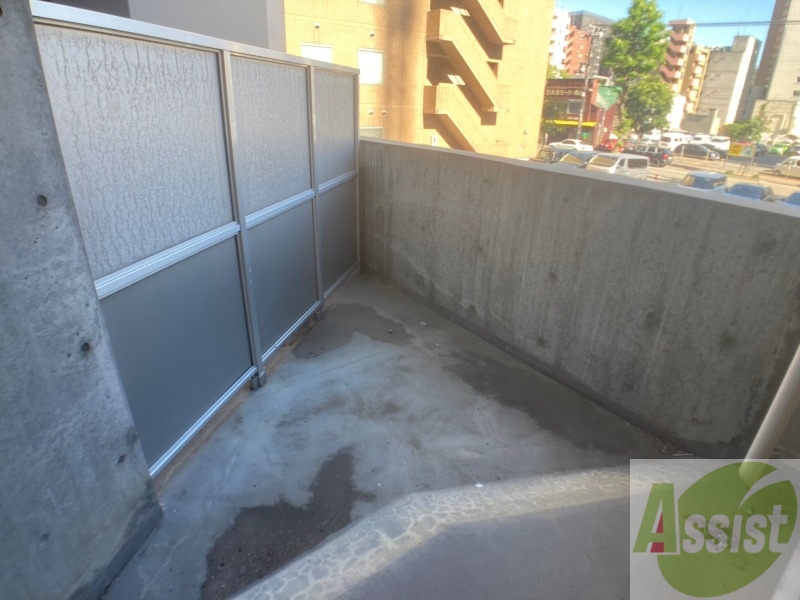 バルコニー　バルコニーは幅があり、広い印象を受けました。