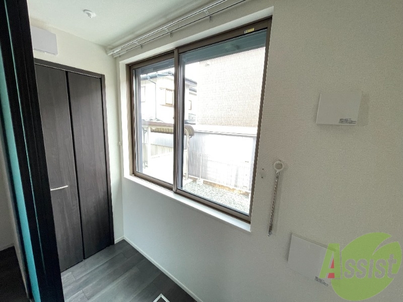 バルコニー　大きな窓から太陽の光が沢山入ってきます。