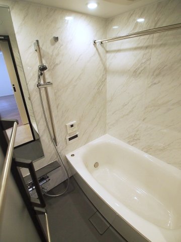 バス・シャワールーム　嬉しい追い焚き・浴室乾燥機付きです♪