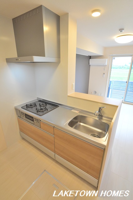 キッチン　3口グリル付の対面式システムキッチンです。