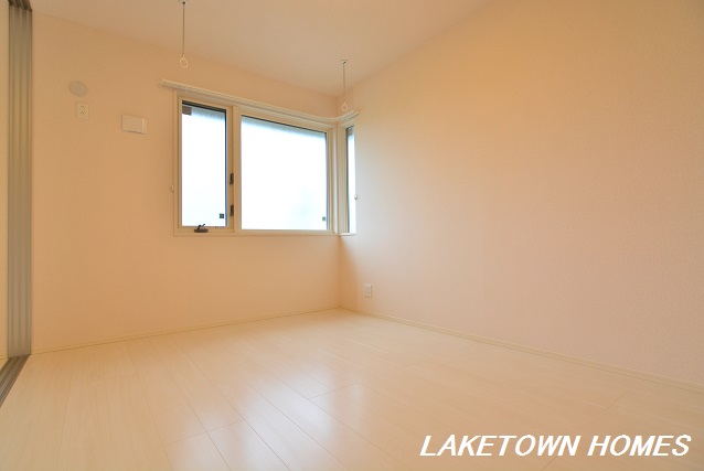 その他　南側６帖の洋室です。