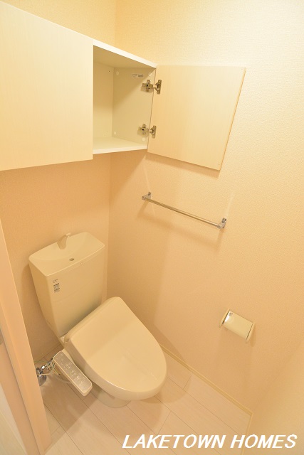 トイレ　上部に収納がある温水洗浄暖房便座付トイレです。